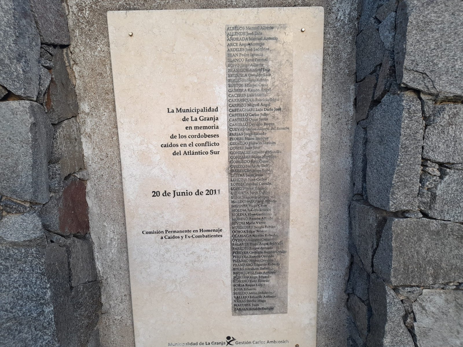 Placa Homenaje en plaza Malvinas Argentinas, verientes.
